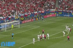 那不勒斯后防线失误频频，防守漏洞暴露-欧洲杯激战正酣，强队争霸呼声高涨的简单介绍