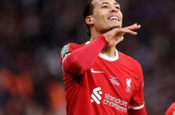 太阳队后卫布克成为全明星周末MVP-利物浦尴尬！范迪克乌龙，利物浦难逃败局的简单介绍