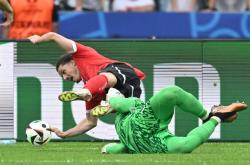 CBA球员集训备战，展现团队合作精神-波兰队战胜对手，晋级欧锦赛半决赛