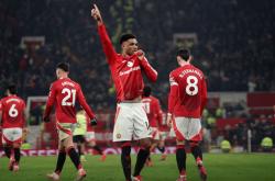 华山杯篮球赛即将开始，球迷热情高涨-曼联主场大胜，稳居英超前四