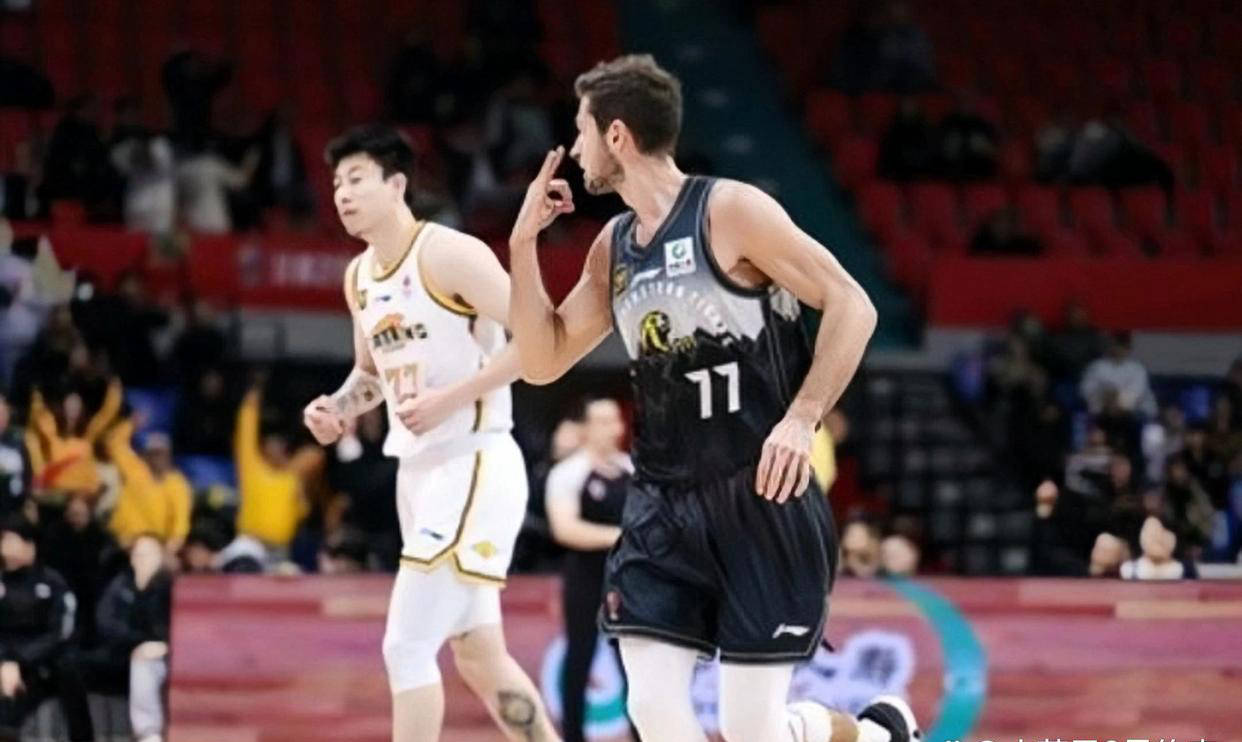 球员状态神勇，带领球队取得胜利