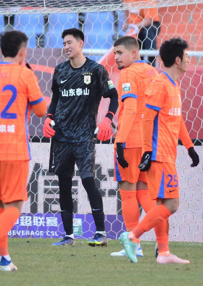 迪雯门将状态神勇，多次扑救关键时刻