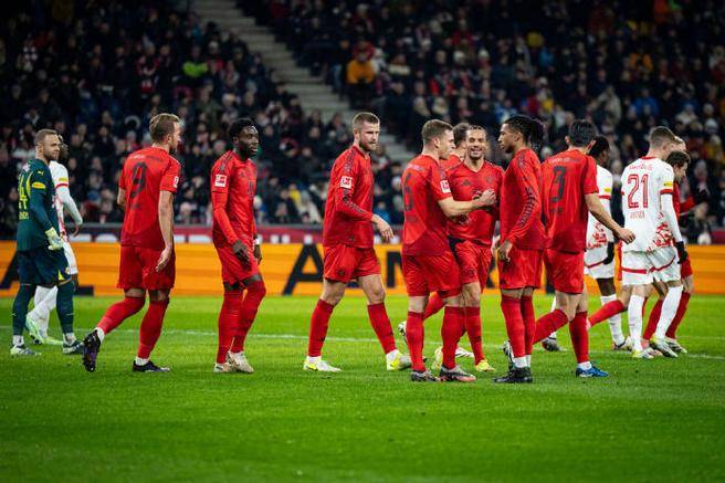 拜仁慕尼黑队再次胜出,登上榜首 拜仁慕尼黑队再次胜出,登上榜首