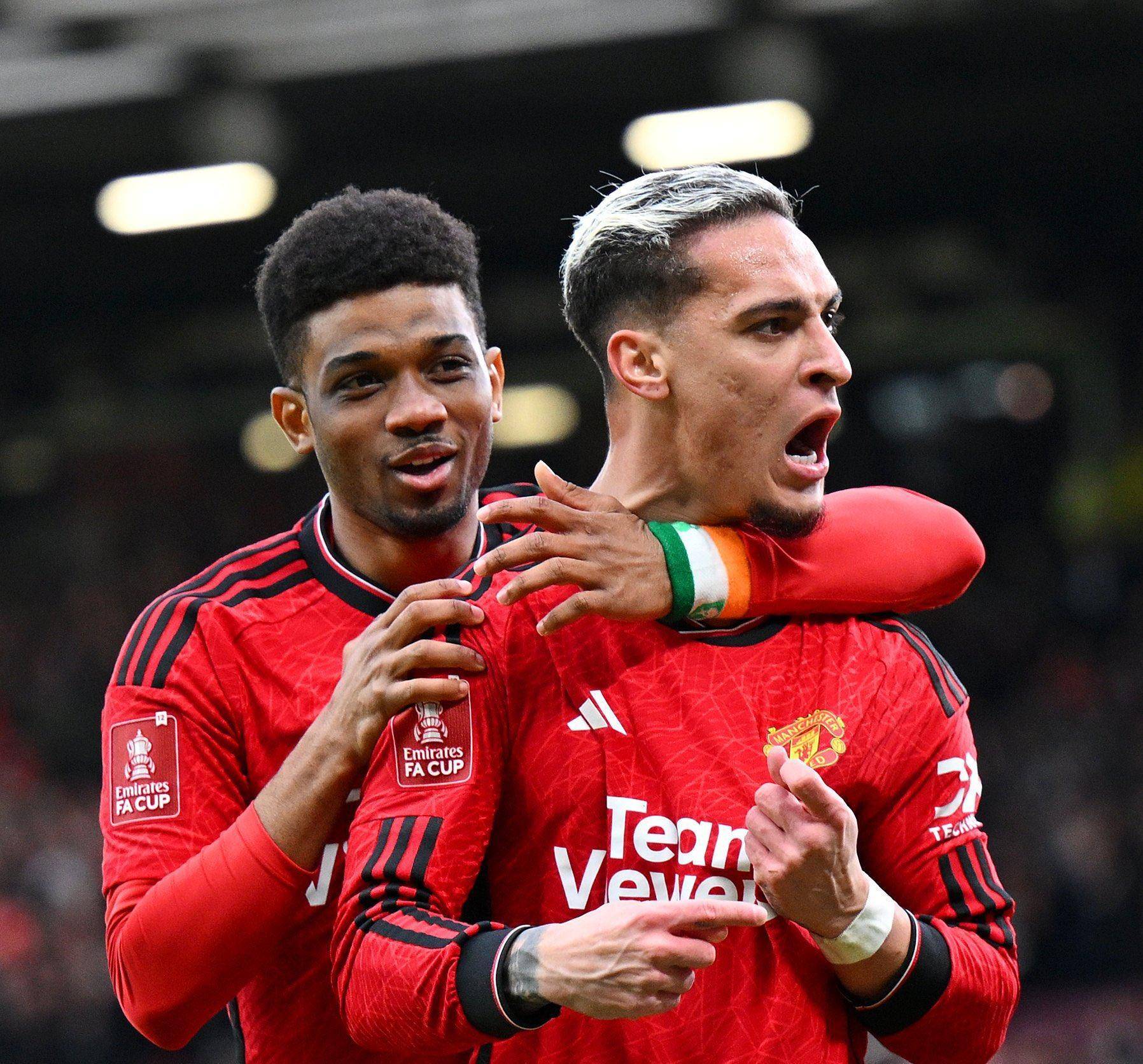 曼联紧咬皇家马德里，战平巴塞罗那