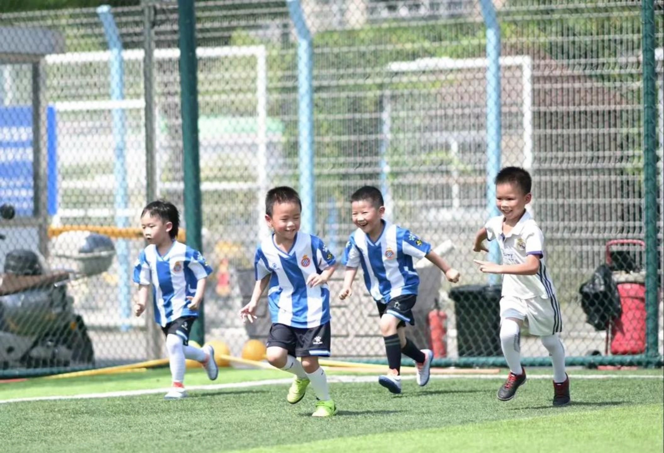 激烈比赛再现,球员全力拼搏 激烈比赛再现,球员全力拼搏