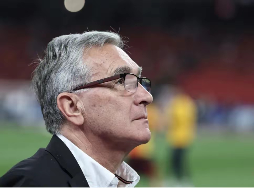 包含西班牙人主帅因不满裁判受罚，执教生变的词条