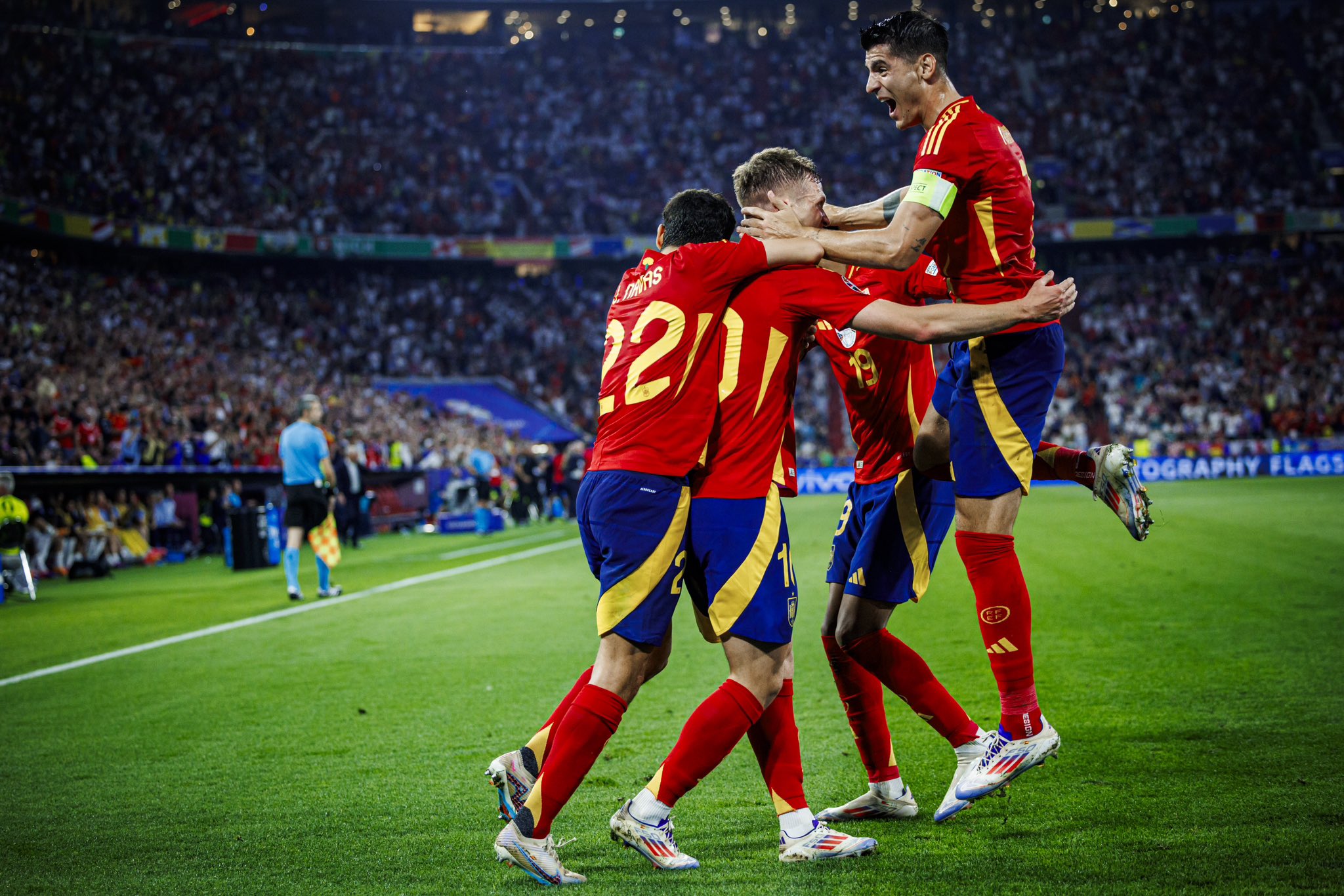 欧洲劲旅实力对决,球场上的较量开始了的简单介绍 欧洲劲旅实力对决,球场上的较量开始了的简单介绍