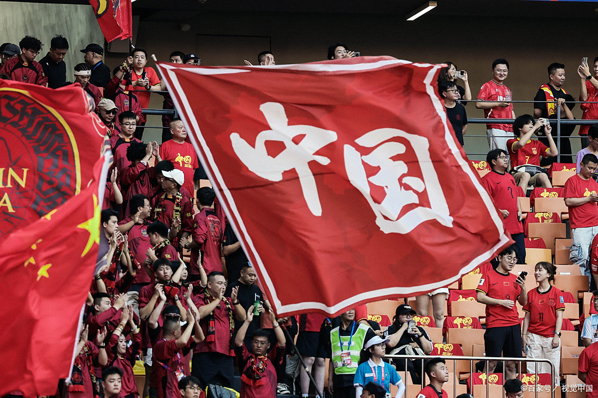 足球场上,中国队员荣耀登场! 足球场上,中国队员荣耀登场!