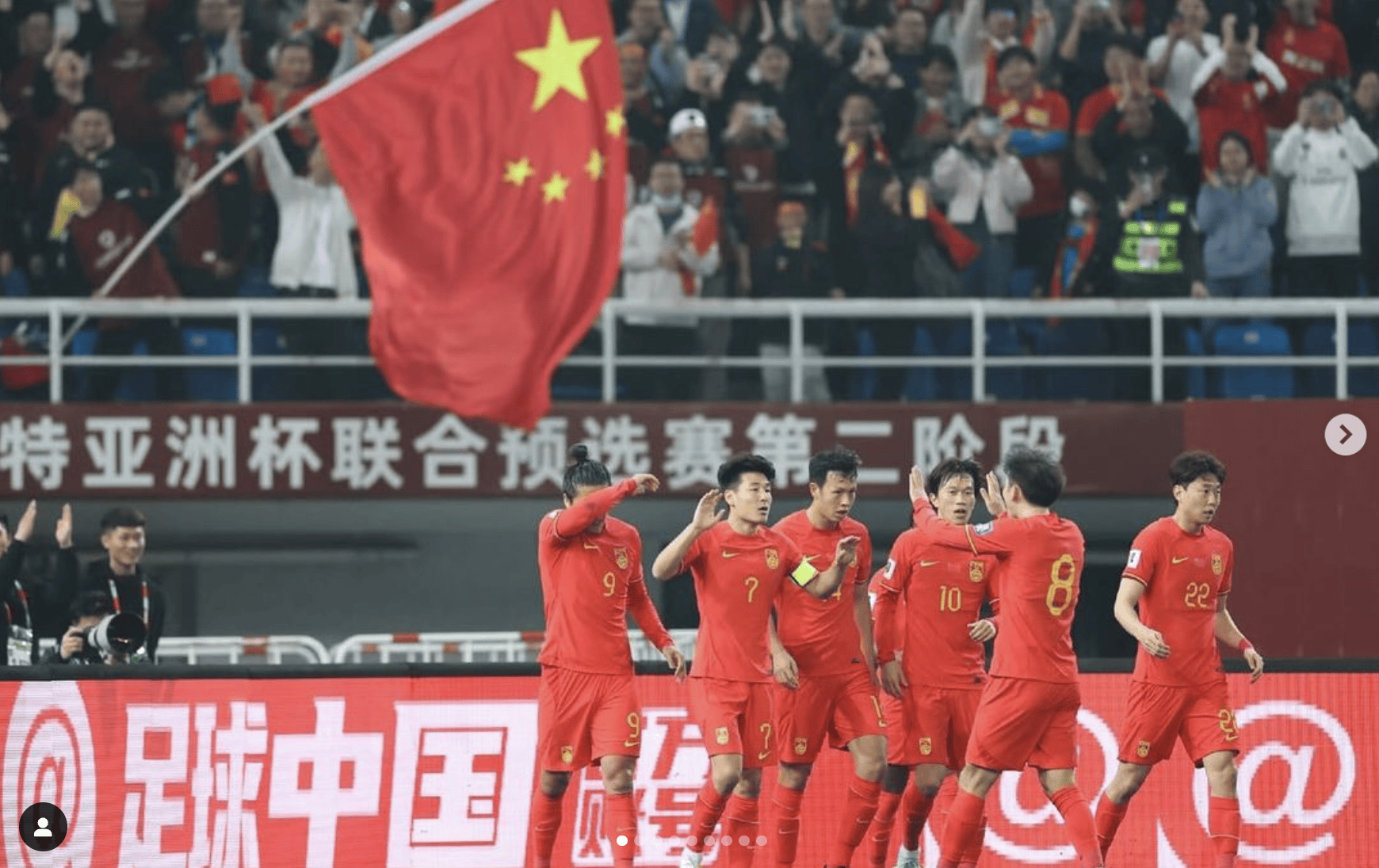 足球场上,中国队员荣耀登场! 足球场上,中国队员荣耀登场!