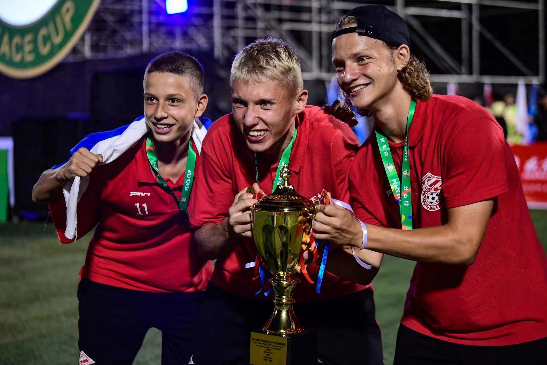 包含丹麦取得胜利，晋级下一轮比赛的词条