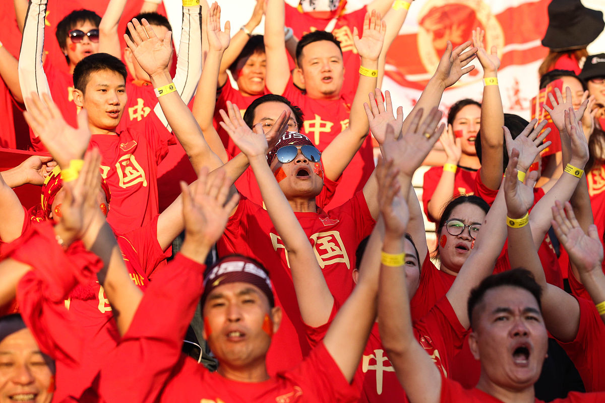 体育运动员们在场上拼尽全力，争夺佳绩