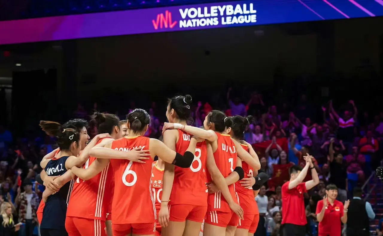 体育运动员们在场上拼尽全力，争夺佳绩