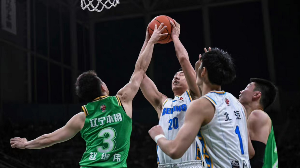 上海男篮大胜辽宁队，实现反超