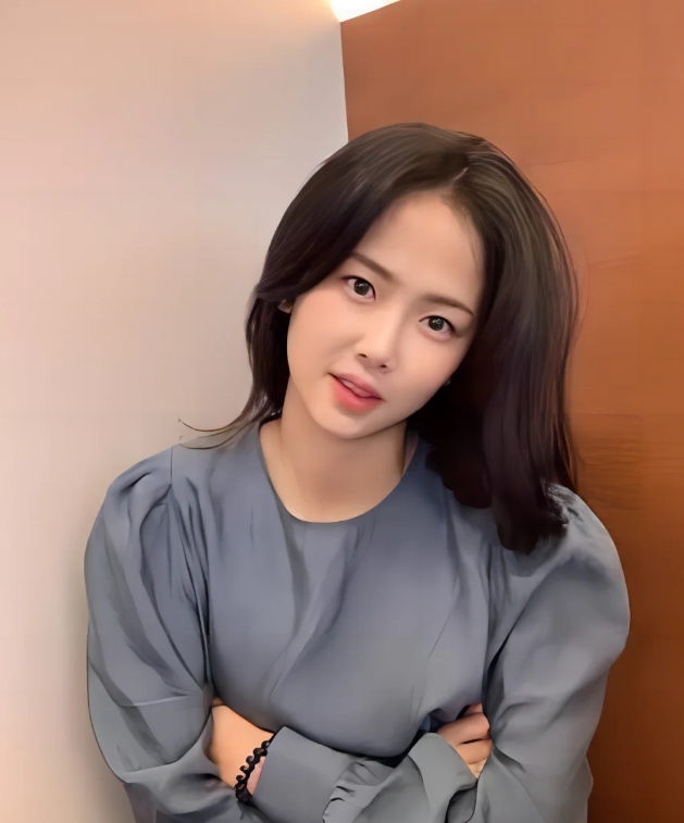 包含韩国女足队员荣膺最佳射手，赢得赞誉的词条